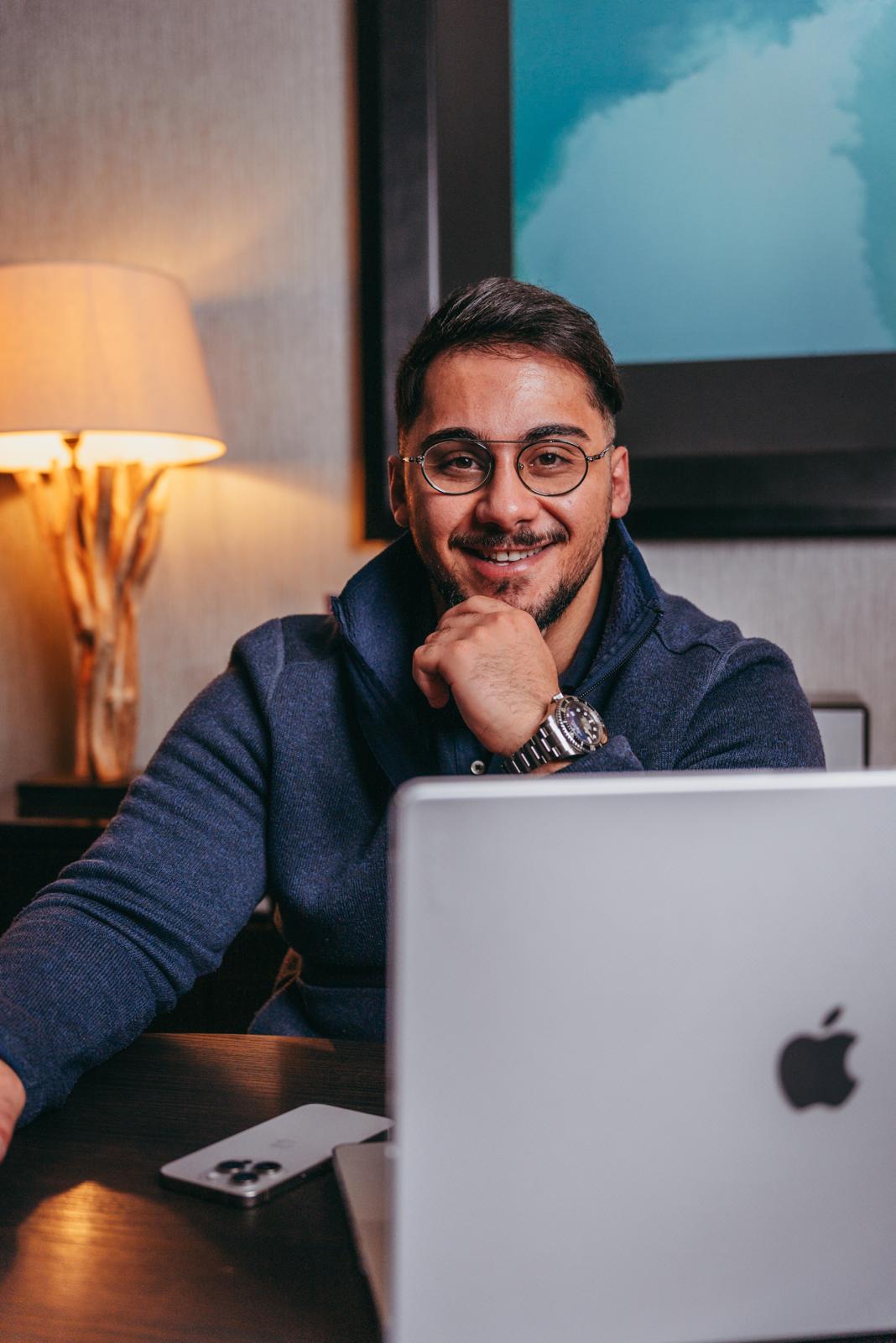 Ugur Torun, Inhaber der Kanzlei Torun, am Arbeitsplatz